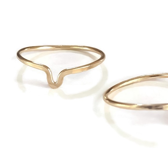 Set of 2 gold hammered chevron v shaped rings - Picture 5 of 8